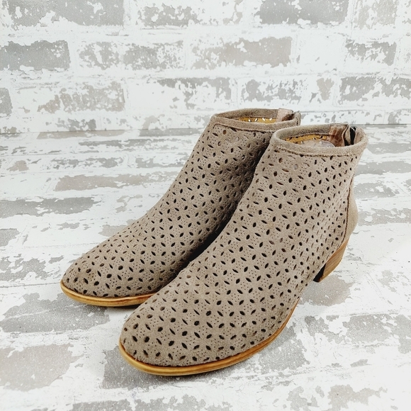 Lucky Brand Bergyn Tan Cream Suede Perforated Back Zip Ankle Booties O712 - Picture 2 of 12